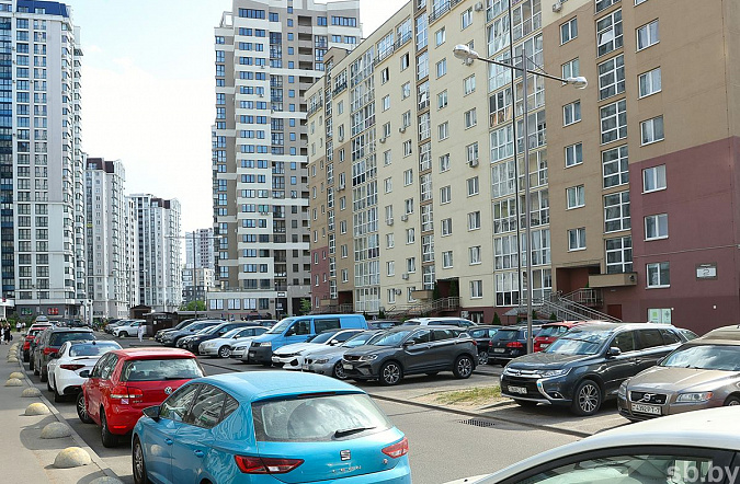 Парковка во дворе многоквартирного дома: где можно ставить машину и за что оштрафуют в 2026 году  